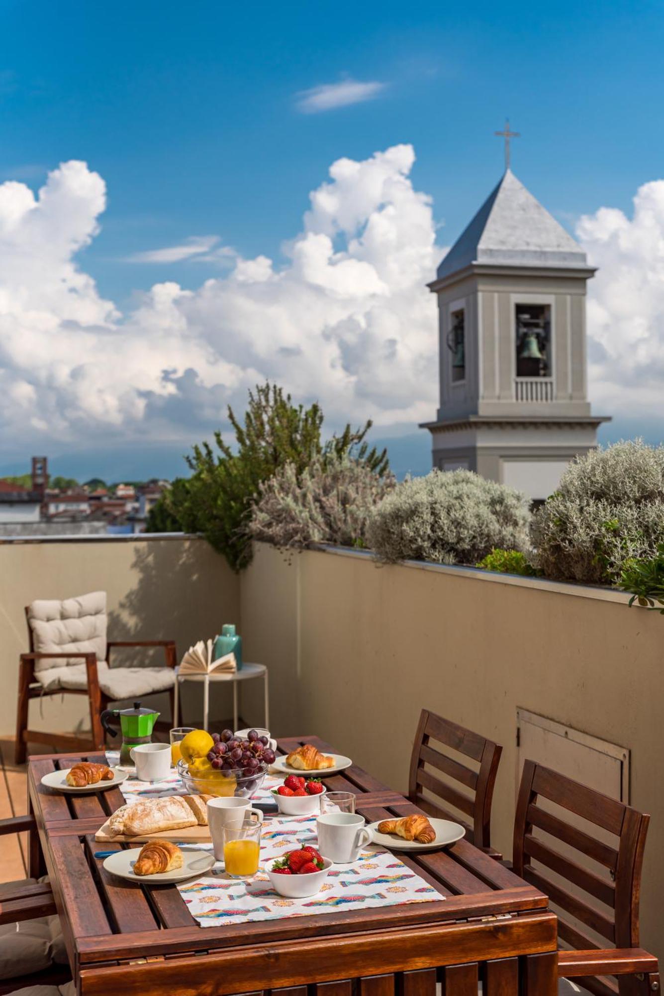 Levante Appartamento Di Pregio, Terrazza E Vista Panoramica Sul Mare E La Citta ヴィアレッジョ エクステリア 写真
