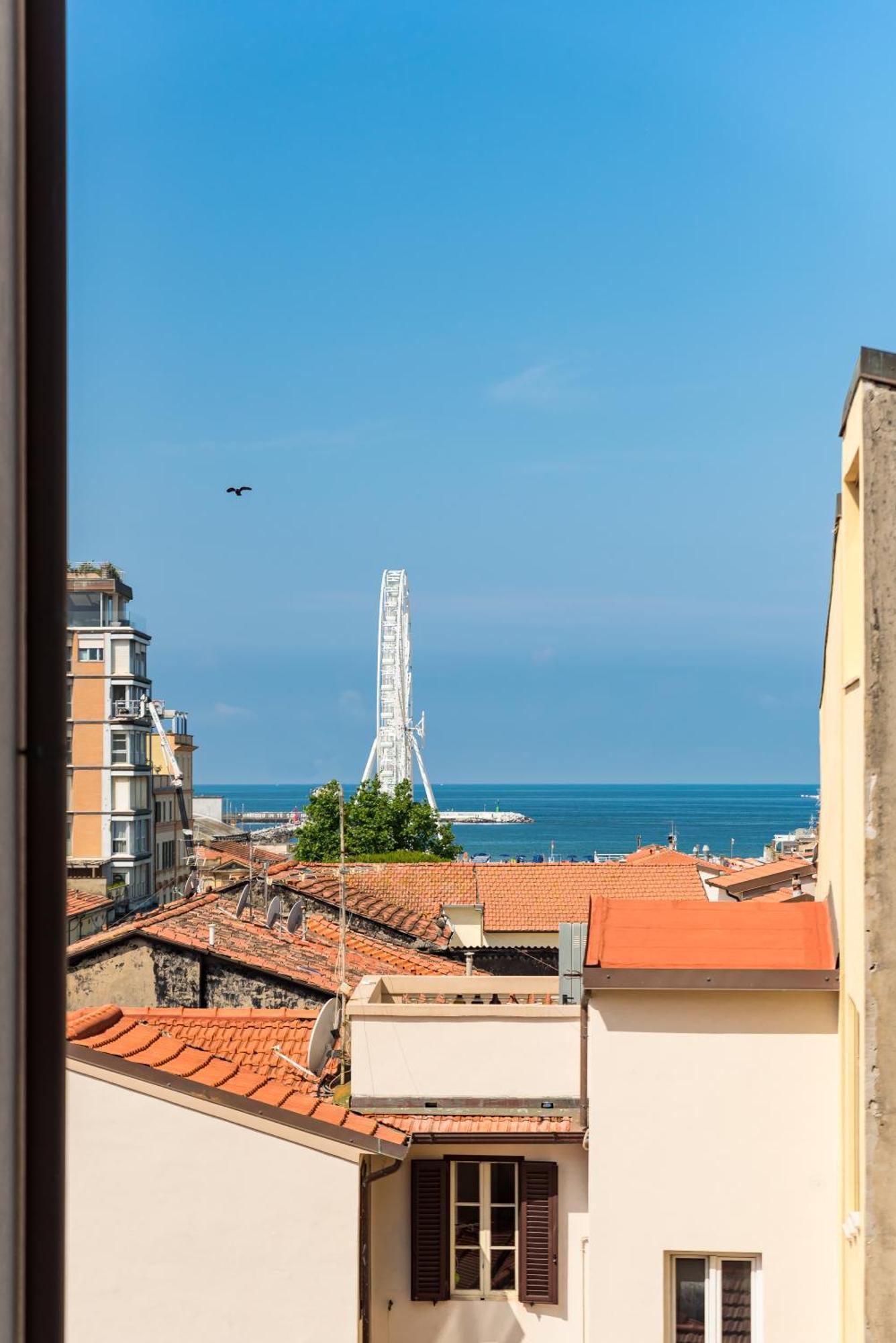 Levante Appartamento Di Pregio, Terrazza E Vista Panoramica Sul Mare E La Citta ヴィアレッジョ エクステリア 写真